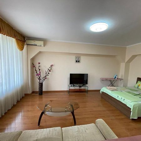 Appartamento Flat Almaty Esterno foto