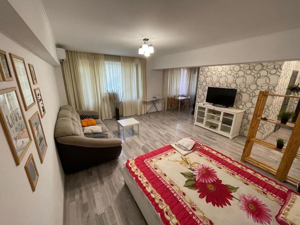 Appartamento Flat Almaty Esterno foto