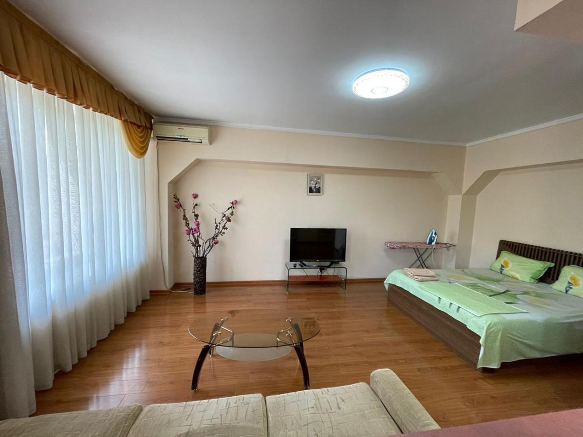 Appartamento Flat Almaty Esterno foto