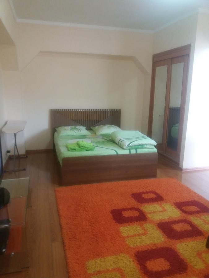 Appartamento Flat Almaty Esterno foto